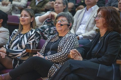 Mercè Gisbert i Mireia Usart dirigeixen les jornades de capacitació en competències digitals mitjançant l'eina COMDID-A per al personal docent de la ESPOCH