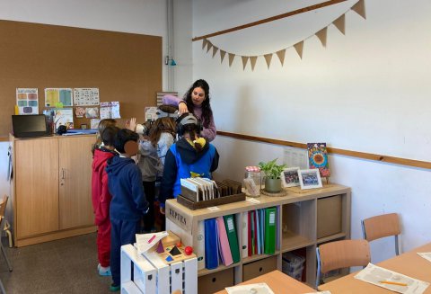 El passat dimecres la Tania Molero va visitar l'Escola La Canaleta de Vila-seca per dur a terme un taller de sensibilització de l'autisme.
