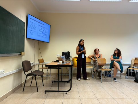 Marta Queralt presenta la seva comunicació a la sessió paral·lela de l’ATEE Conference sobre competències i pràctiques digitals que ha tingut com a chair a Mireia Usart, IP del nostre grup de recerca.