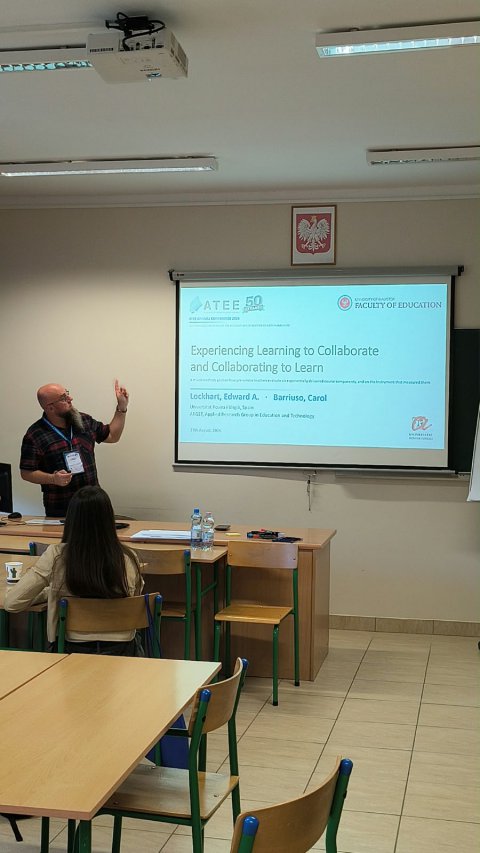 L'Edward A. Lockhart, membre del nostre grup de recerca i la Carolina Barriuso, col·laboradora del nostre grup de recerca presenten la seva comunicació a l'ATEE Annual Conference 2026.