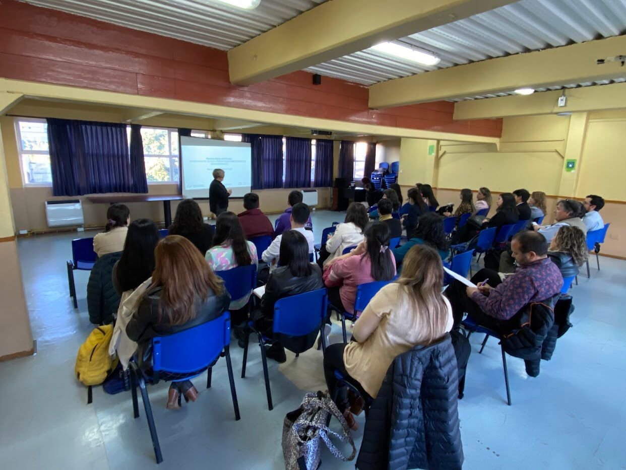 Mercè Gisbert i Mireia Usart en el Colegio Montessori de Chile, presentando evidencias de la efectividad de las tecnologías digitales.